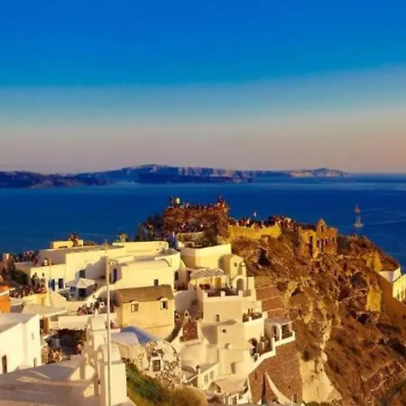 Hanging At The Top Of The World Appartement Oia (Santorini)